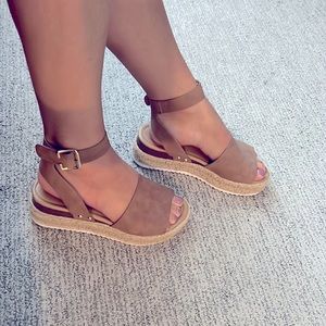 Light brown platform sandals🥰